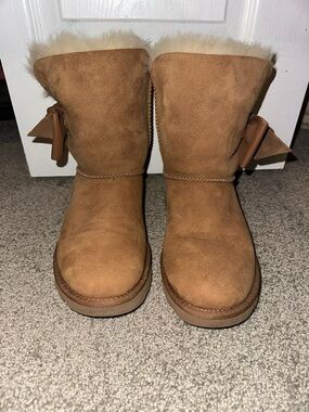 Women’s short brown uggs